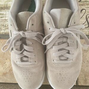 Reebok Beige Sneakers EUC size 8